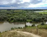 Malownicza trasa przez Góry Pieprzowe. Rzeka, lasy i pola rozciągają się pod pochmurnym niebem.