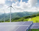 Paneles solares y aerogeneradores en un paisaje montañoso verde. La energía renovable, como la solar y la eólica, complementa la idea de un futuro sostenible, similar a cómo un generador de biomasa podría integrarse.