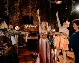Nowoczesne oczepiny w blasku neonu "Let's Dance!". Kobiety w sukniach unoszą ręce, celebrując radosny moment.