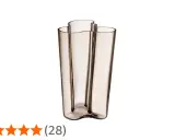 En elegant Alvar Aalto vas i rökfärgat glas, en tidlös design som finns i flera alvar aalto vas storlekar.