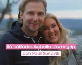 Isabella Löwengrip och Paul Sundvik ler mot kameran, tätt omslingrade utomhus.