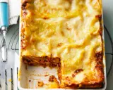 Ein frisch gebackenes Lasagne-Rezept, einfach und köstlich, mit goldbraun überbackener Käseschicht und herzhafter Füllung.