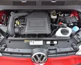 Silnik 1.0 TSI w czerwonym samochodzie, z widocznym logo VW.