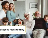 Szczęśliwa rodzina, od dziadków po wnuki, siedzą razem. Dowiedz się, fundacja rodzinna co to, jak wspierać bliskich.