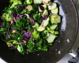 Grönkål, broccoli och rödkål i en wok. Ett härligt sallad recept för en hälsosam måltid.