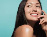 Donna sorridente con pelle luminosa e idratata, un esempio di come idratare la pelle senza creme.
