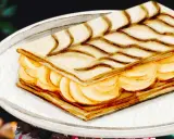 Délicieux mille-feuille pâtissier aux couches croustillantes et à la crème onctueuse, prêt à être dégusté.