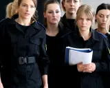 Grupa niebezpieczne kobiety w czarnych mundurach, jedna z nich trzyma teczkę, w tle sznur.