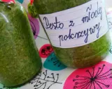 Dwa słoiki z zielonym pesto z pokrzywy, jedno z etykietą "Pesto z młodej pokrzywy".