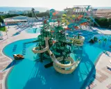 Kolorowy aquapark Fantazia Resort Marsa Alam z licznymi zjeżdżalniami i basenami, w tym z motywem statku pirackiego.