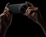 Manos sostienen un Xiaomi con cámara Leica. ¿Prefieres el estilo Leica vibrant o Leica authentic para tus fotos?