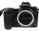 Czarny aparat Nikon Z7 III z obiektywem bez obiektywu, gotowy do uchwycenia Twoich najlepszych ujęć.