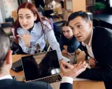 Rodzina w sądzie. Kobieta z wyrzutem wskazuje palcem, mąż kłamie na sprawie rozwodowej, a córka patrzy z niepokojem.
