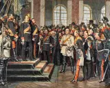 Männer in Uniformen versammeln sich, einige mit erhobenen Hüten, ein Moment der gesellschaftlichen Bedeutung im Kaiserreich.