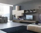 Soggiorno moderno con pareti grigie abbinamenti eleganti: mobile sospeso, TV, libreria e tappeto scuro.