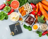 Assiette de foie, carottes, épinards, œufs, abricots secs, pistaches, poivrons rouges, brocolis, haricots blancs et beurre : des aliments riches en vitamine A.
