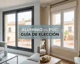 Comparativa de ventanas de PVC o aluminio, ¿cuál es mejor? Dos estilos de ventanas, una gris de aluminio y otra blanca de PVC, muestran sus diferencias.