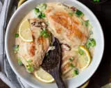 Deliziose scaloppine al vino bianco in una cremosa salsa, guarnite con limone, broccoli e piselli. Un piatto invitante e saporito.