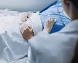 Lekarz osłuchuje pacjenta po ablacji. Ważne jest, czego nie wolno po ablacji, by zapewnić rekonwalescencję.