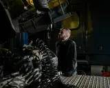 Mechanik analizuje przedmuchy w silniku diesla objawy, badając skomplikowane przewody i elementy ciężarówki w warsztacie.