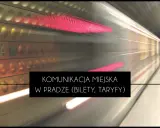 Praski pociąg metra w ruchu, z napisem "KOMUNIKACJA MIEJSKA W PRADZE (BILETY, TARYFY)".
