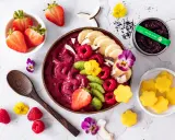 Ein farbenfrohes Acai Bowl Rezept mit frischen Beeren, Bananen, Kiwi, Kokos und essbaren Blüten. Perfekt für einen gesunden Start!