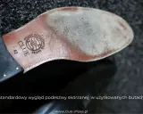 Widok od spodu buta z wytłoczonym logo "CLUE SHOES" i napisem "POLISH HANDCRAFTED". Twarda podeszwa skórzana nosi ślady użytkowania.