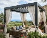 Pergola bioclimatique avec salon extérieur, vue mer. Idéal pour choisir votre espace de détente.