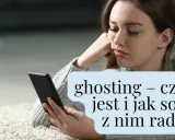 Smutna dziewczyna z telefonem. Tekst: "ghosting – czym jest i jak sobie z nim radzić?".
