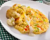 Pyszny omlet z warzywami i serem, podany z kalafiorem. Świetny pomysł, co zrobić z białek, gdy masz ochotę na coś lekkiego i sycącego.