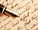 Pennino d'oro su pergamena antica, evocando il significato epistolare di un tempo.