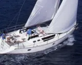 Trois personnes profitent d'une belle journée en mer à bord de voiliers occasion 9 10 mètres. Le bateau blanc navigue sur des eaux bleues.