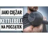 Jaki kettlebell na początek? Mężczyzna trzyma czarny kettlebell, gotowy do treningu.