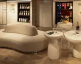 Elegante Lounge mit Moët-Flaschen und Gläsern. Die Herkunft des Champagners wird hier stilvoll präsentiert.