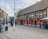 Malmö co zobaczyć: urokliwa starówka z brukowanymi uliczkami i zabytkową architekturą, idealna na spacer.