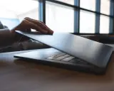 Dłoń zamyka cienki ultrabook. To idealne urządzenie do pracy i nauki, co to jest ultrabook?