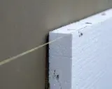 Aislamiento de poliestireno en una pared, un paso clave para la eficiencia energética en viviendas.