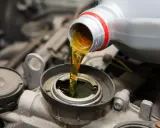 Wlewanie oleju do silnika Toyoty Yaris 1.0. Sprawdzanie, ile oleju do silnika jest potrzebne, to klucz do jego długowieczności.