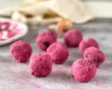 Deliciosas trufas de chocolate cubiertas de polvo rosa vibrante. Un bocado dulce y tentador.