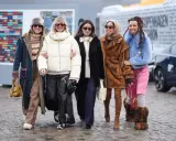 Quattro donne mostrano stili diversi per come vestirsi in inverno donna: cappotti in pelliccia, piumini, tessuti caldi e accessori audaci.