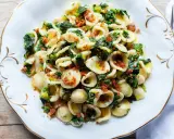 Orecchiette cime di rapa, un piatto tradizionale pugliese, condito con verdure verdi e pangrattato tostato.