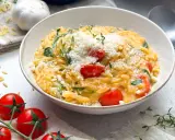 Cremiges Orzo-Rezept mit Kirschtomaten, Spinat und Parmesan. Ein köstliches Gericht, das schnell zubereitet ist.
