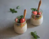 Deser z tapioki Ani Gotuje: dwa słoiczki z kremowym puddingiem, owocami marakui, truskawkami i miętą.