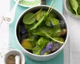 Bunte Kartoffeln mit grüner Sauce und frischem Spinat. Ein leckeres Gericht, das Lust auf mehr Sauerampfer Rezepte macht.