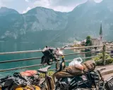 Biciclette cariche di bagagli, pronte per esplorare i laghi Austria, mappa mentale di un'avventura tra montagne e villaggi pittoreschi.