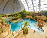 Wielki tropikalny raj pod kopułą, z basenami, palmami i domkami. Sprawdź cennik tropical island i zaplanuj wakacje!