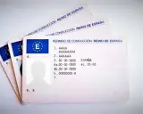 Permisos de conducción españoles, algunos con el distintivo de la UE. Útiles para viajar por dgt países con convenio.