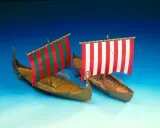 Zwei detailgetreue Modelle eines **Bootes Viking** mit bunten Segeln, bereit zur Fahrt über das blaue Meer.
