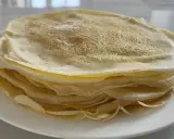 Ein Stapel goldbrauner Crêpes, perfekt für ein einfaches Crêpes Rezept.