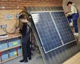 Technik OZE: Czy warto? Zarobki, praca i przyszłość zawodu